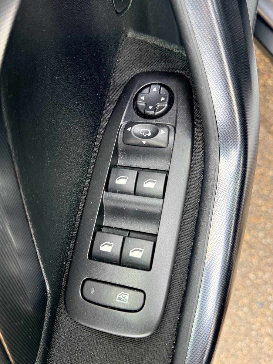 Peugeot 2008 PEUGEOT 2008 1.2 GT-line·Navi·Carplay·Cruise·Climate·All season banden