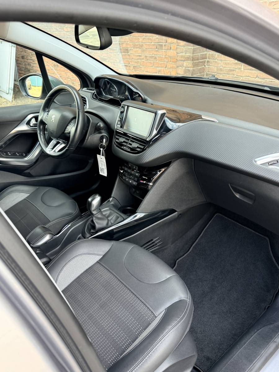 Peugeot 2008 PEUGEOT 2008 1.2 GT-line·Navi·Carplay·Cruise·Climate·All season banden