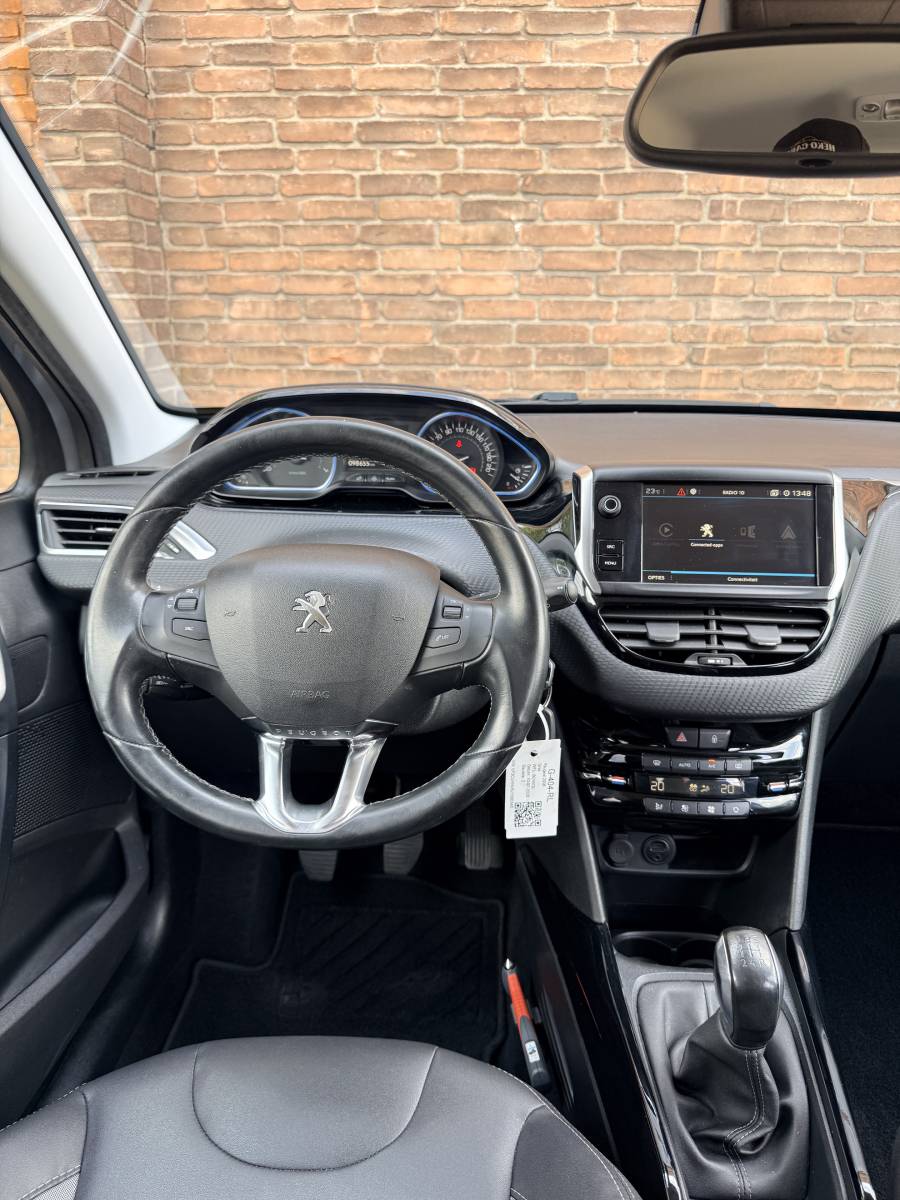 Peugeot 2008 PEUGEOT 2008 1.2 GT-line·Navi·Carplay·Cruise·Climate·All season banden