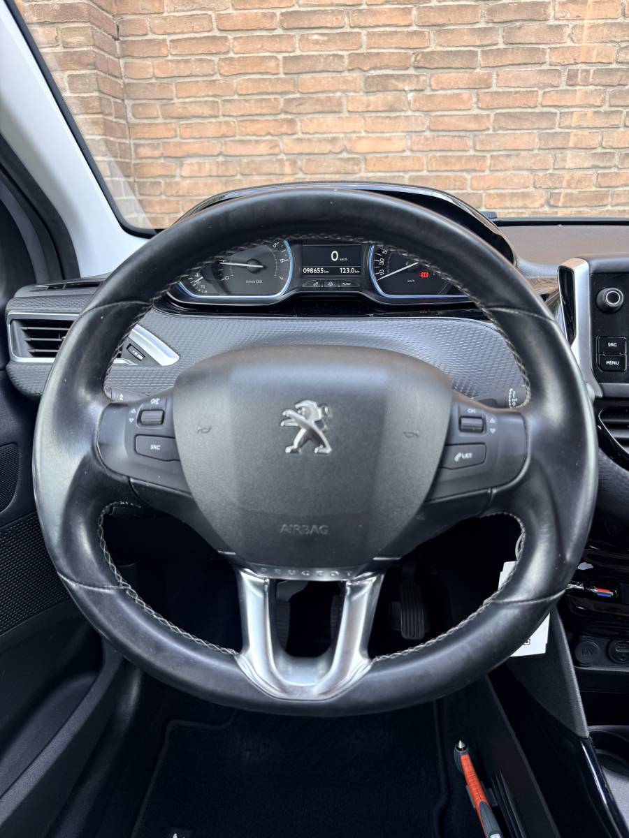 Peugeot 2008 PEUGEOT 2008 1.2 GT-line·Navi·Carplay·Cruise·Climate·All season banden