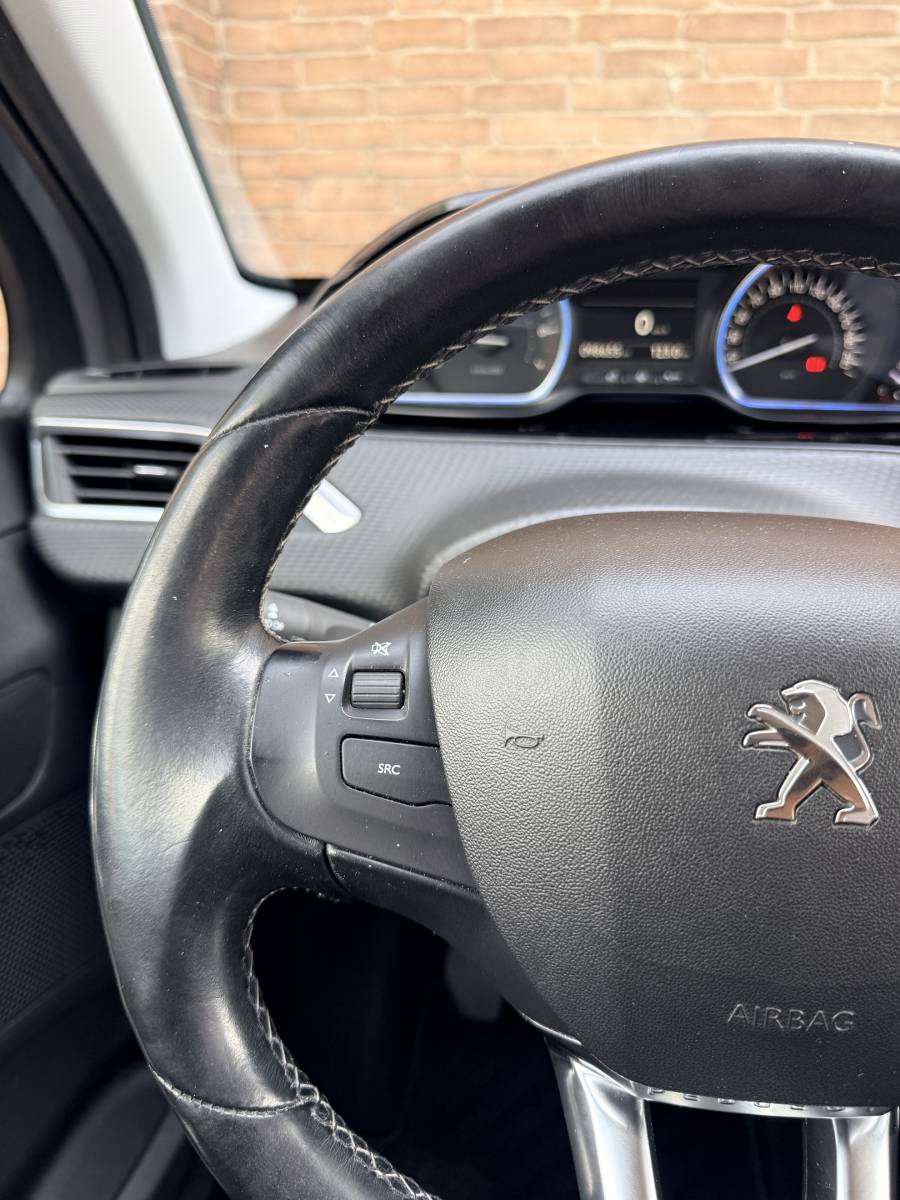 Peugeot 2008 PEUGEOT 2008 1.2 GT-line·Navi·Carplay·Cruise·Climate·All season banden