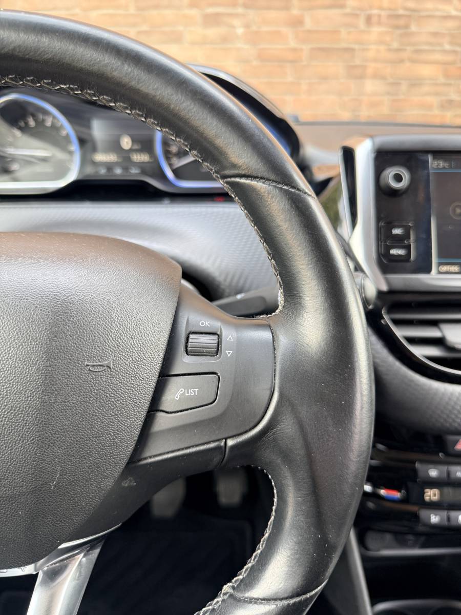 Peugeot 2008 PEUGEOT 2008 1.2 GT-line·Navi·Carplay·Cruise·Climate·All season banden