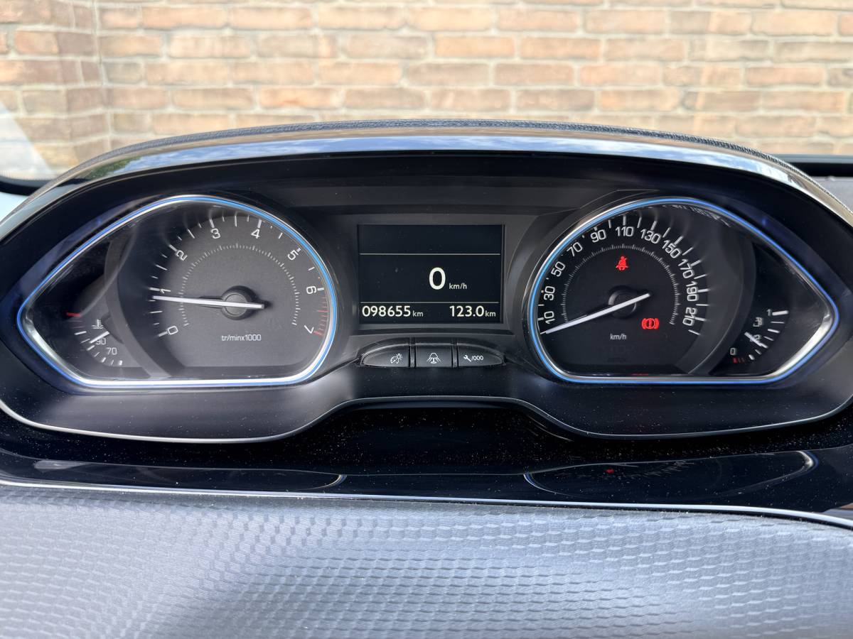 Peugeot 2008 PEUGEOT 2008 1.2 GT-line·Navi·Carplay·Cruise·Climate·All season banden