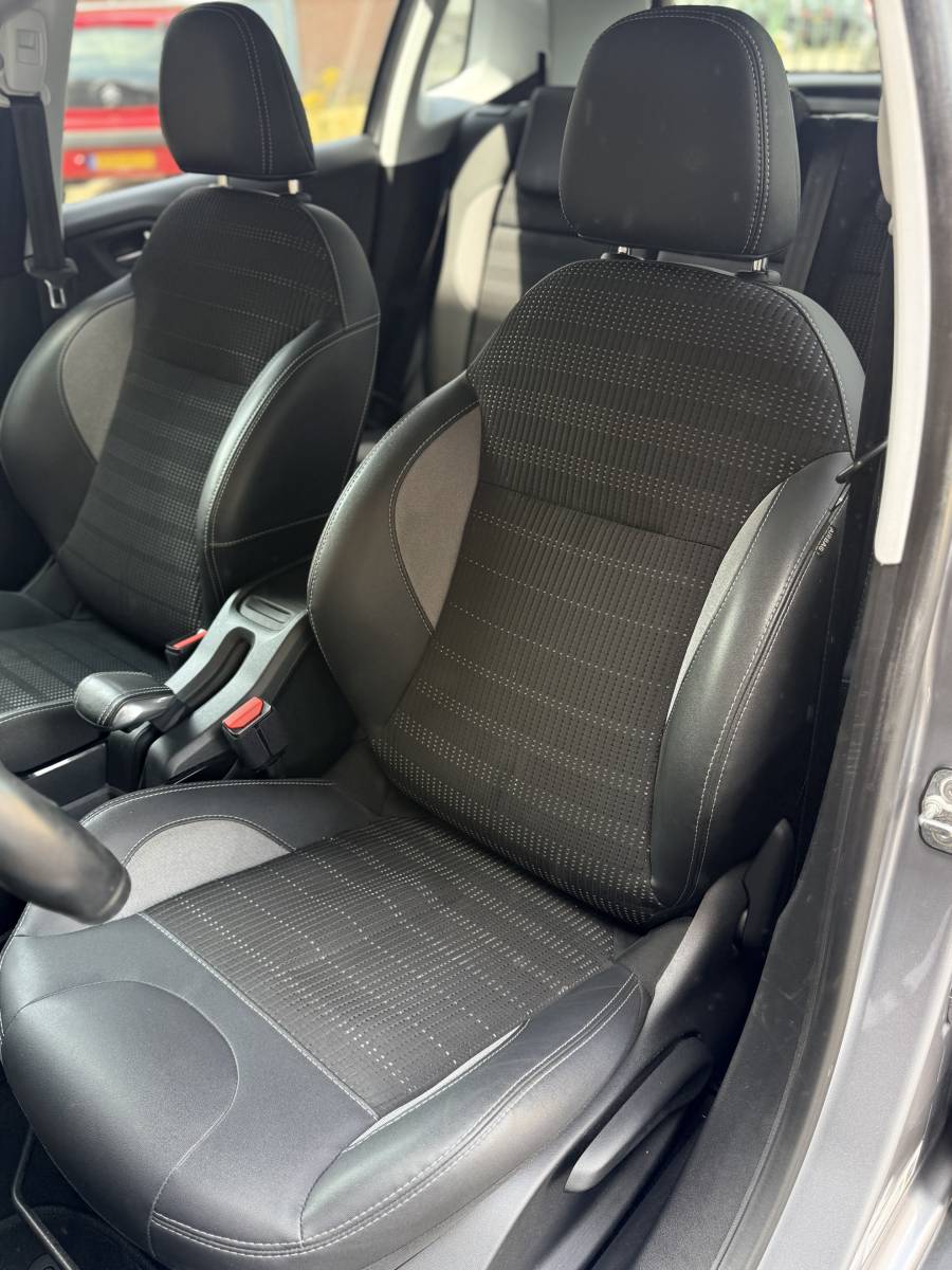 Peugeot 2008 PEUGEOT 2008 1.2 GT-line·Navi·Carplay·Cruise·Climate·All season banden
