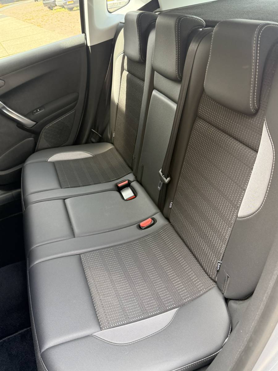Peugeot 2008 PEUGEOT 2008 1.2 GT-line·Navi·Carplay·Cruise·Climate·All season banden