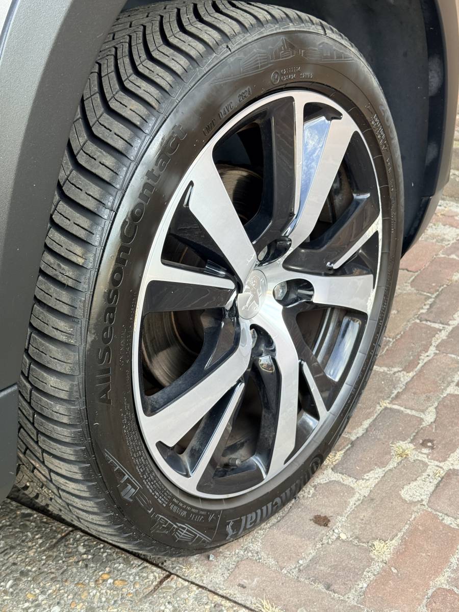 Peugeot 2008 PEUGEOT 2008 1.2 GT-line·Navi·Carplay·Cruise·Climate·All season banden