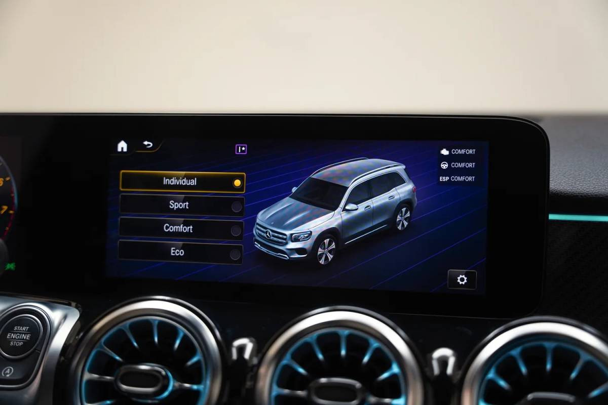 Mercedes-Benz GLB Mercedes-Benz GLB-Klasse 180 AMG Night Pakket Aut. [ Panoramadak Sfeerverlichting Camera ]