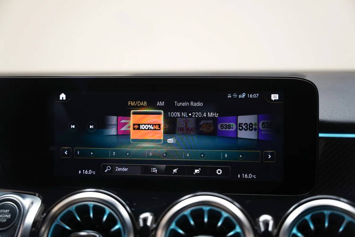 Mercedes-Benz GLB Mercedes-Benz GLB-Klasse 180 AMG Night Pakket Aut. [ Panoramadak Sfeerverlichting Camera ]