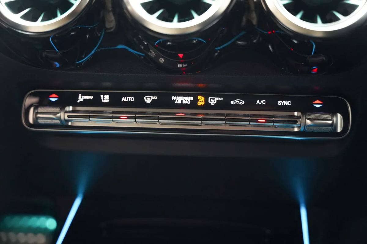 Mercedes-Benz GLB Mercedes-Benz GLB-Klasse 180 AMG Night Pakket Aut. [ Panoramadak Sfeerverlichting Camera ]