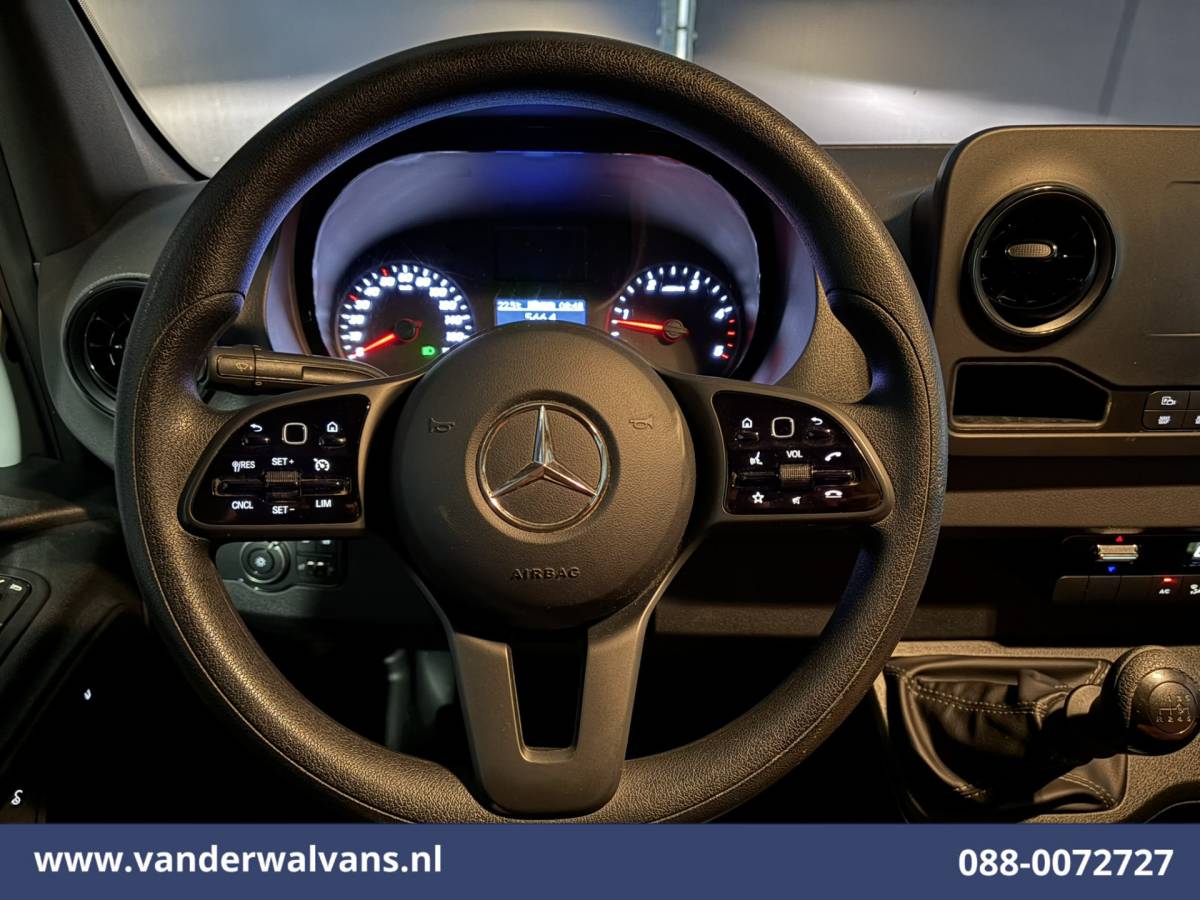 Mercedes-Benz Sprinter Mercedes-Benz Sprinter 317 CDI 170pk L2H2 Euro6 Airco | 360 graden Camera | Navigatie | Apple Carplay | Cruisecontrol Android Auto, Chauffeursstoel, Stoelverwarming, Parkeersensoren, Bijrijdersbank