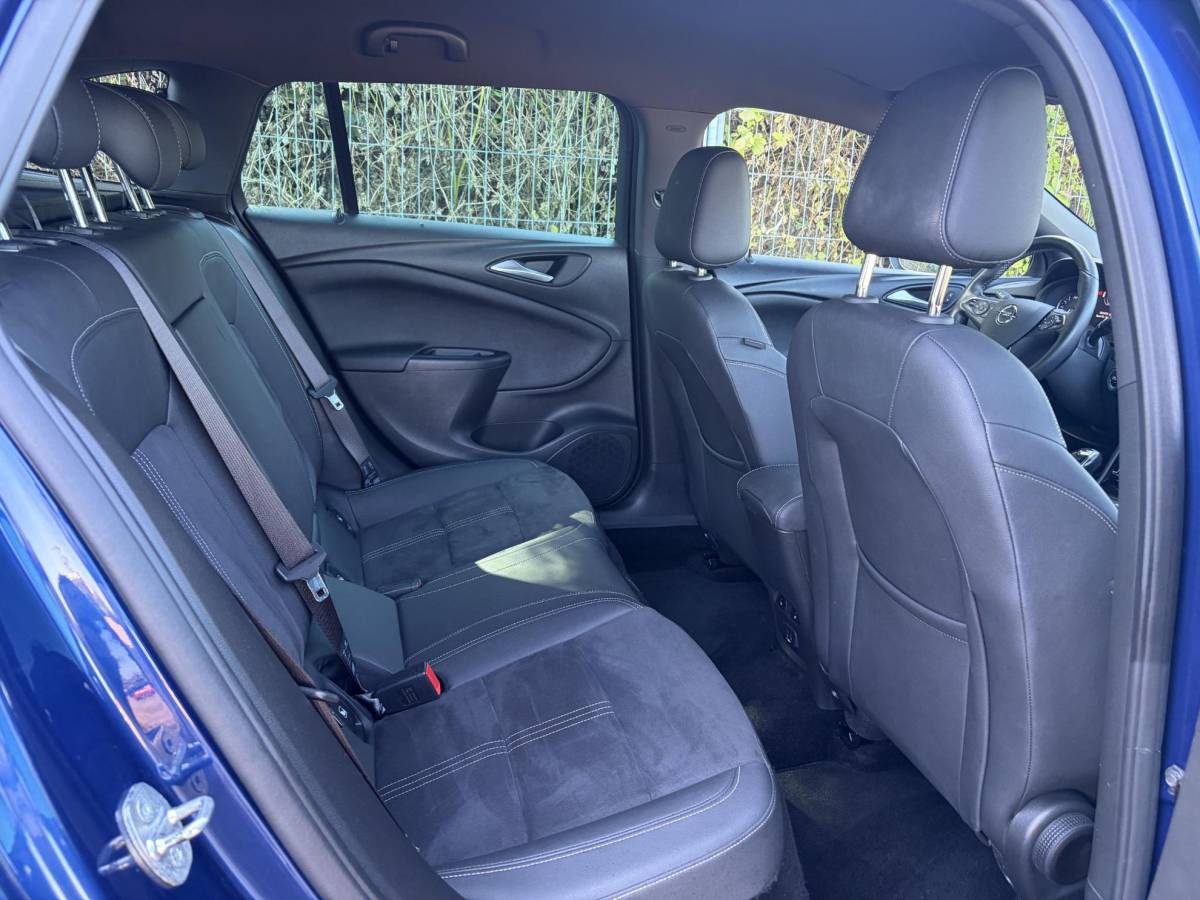 Opel Astra Opel Astra Sports Tourer 1.2 Ultimate ✓146pk✓2e Eigenaar✓Trekhaak✓Camera✓Carplay✓Navi✓Alcantara-Leder✓17”Lmv✓Stoelverw-Stuurverw✓Net beurt gehad✓Dodehoek✓Rijstrooksensor✓Pdc V+A✓6 Bak✓N.A.P✓Bj 11-2020✓Apk tot 08-2028