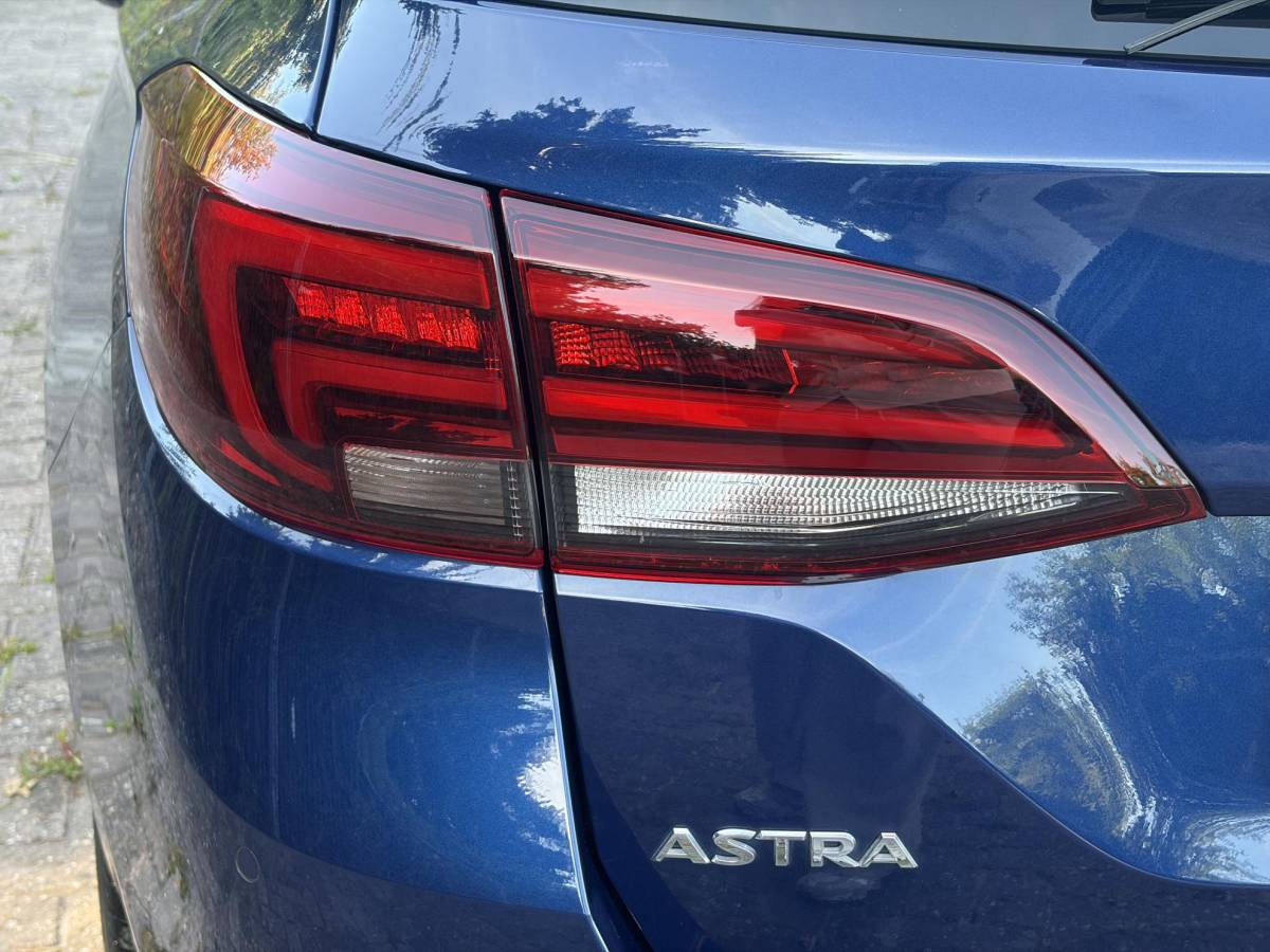 Opel Astra Opel Astra Sports Tourer 1.2 Ultimate ✓146pk✓2e Eigenaar✓Trekhaak✓Camera✓Carplay✓Navi✓Alcantara-Leder✓17”Lmv✓Stoelverw-Stuurverw✓Net beurt gehad✓Dodehoek✓Rijstrooksensor✓Pdc V+A✓6 Bak✓N.A.P✓Bj 11-2020✓Apk tot 08-2028