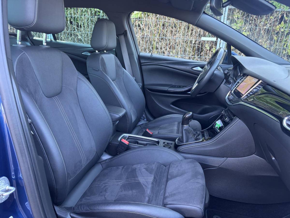Opel Astra Opel Astra Sports Tourer 1.2 Ultimate ✓146pk✓2e Eigenaar✓Trekhaak✓Camera✓Carplay✓Navi✓Alcantara-Leder✓17”Lmv✓Stoelverw-Stuurverw✓Net beurt gehad✓Dodehoek✓Rijstrooksensor✓Pdc V+A✓6 Bak✓N.A.P✓Bj 11-2020✓Apk tot 08-2028