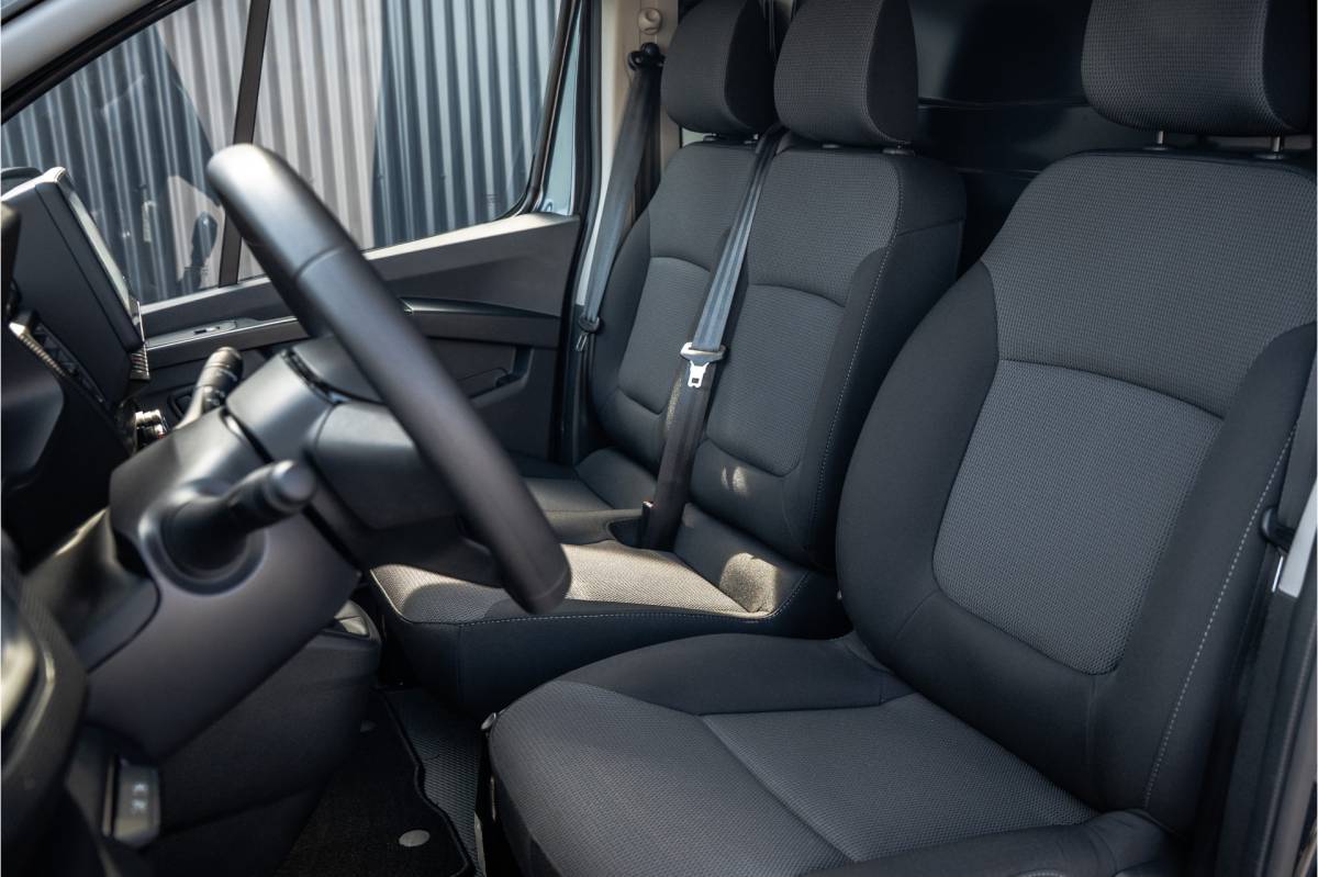 Renault Trafic Renault Trafic **2.0 dCi 110 L2H1 | 3-Zits | 110 PK | LED | Cruise | Navi | Airco | Trekhaak**
