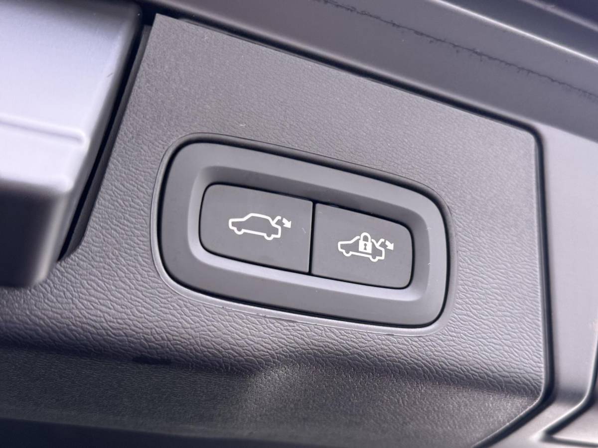 Volvo XC60 Volvo XC60 2.0 T6 Plug-in hybrid AWD Plus Dark DEALER ONDERHOUDE | EL. STOELEN MET GEHEUGEN | HARMAN KARDON |  | STOEL VERWARMING VOOR EN ACHTER| PANORAMA DAK | 360 GRADEN CAMERA | ELEK. STOELEN MET GEHEUGEN | HARMAN/KARDON AUDIO