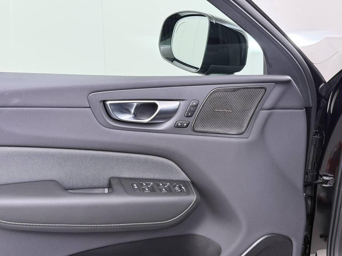 Volvo XC60 Volvo XC60 2.0 T6 Plug-in hybrid AWD Plus Dark DEALER ONDERHOUDE | EL. STOELEN MET GEHEUGEN | HARMAN KARDON |  | STOEL VERWARMING VOOR EN ACHTER| PANORAMA DAK | 360 GRADEN CAMERA | ELEK. STOELEN MET GEHEUGEN | HARMAN/KARDON AUDIO