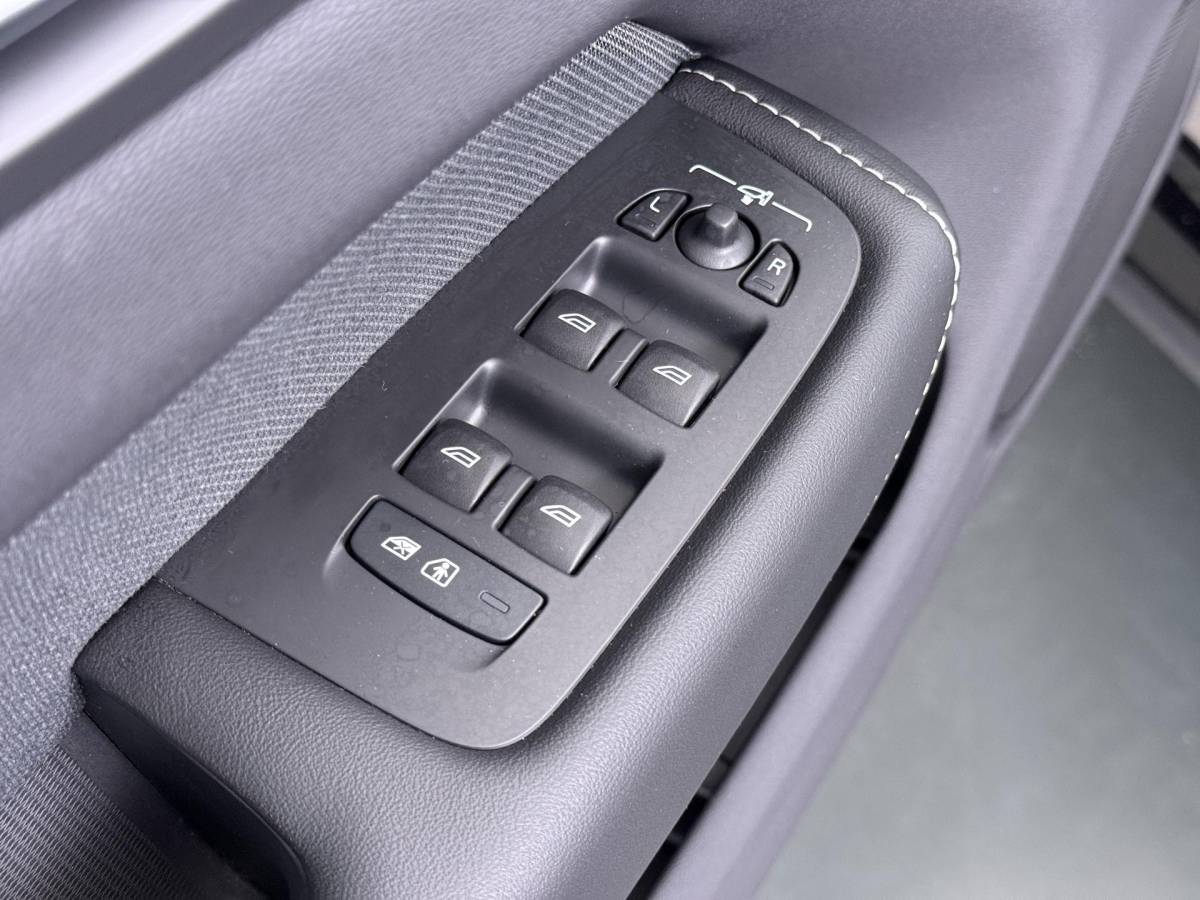 Volvo XC60 Volvo XC60 2.0 T6 Plug-in hybrid AWD Plus Dark DEALER ONDERHOUDE | EL. STOELEN MET GEHEUGEN | HARMAN KARDON |  | STOEL VERWARMING VOOR EN ACHTER| PANORAMA DAK | 360 GRADEN CAMERA | ELEK. STOELEN MET GEHEUGEN | HARMAN/KARDON AUDIO
