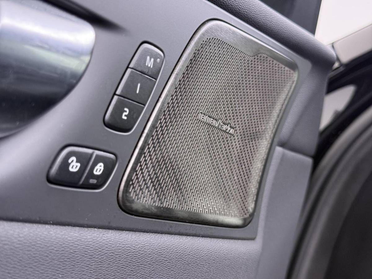 Volvo XC60 Volvo XC60 2.0 T6 Plug-in hybrid AWD Plus Dark DEALER ONDERHOUDE | EL. STOELEN MET GEHEUGEN | HARMAN KARDON |  | STOEL VERWARMING VOOR EN ACHTER| PANORAMA DAK | 360 GRADEN CAMERA | ELEK. STOELEN MET GEHEUGEN | HARMAN/KARDON AUDIO