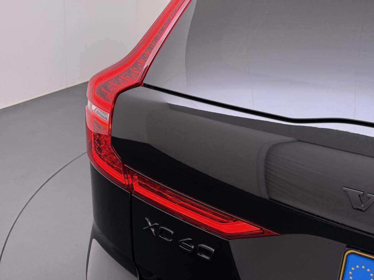 Volvo XC60 Volvo XC60 2.0 T6 Plug-in hybrid AWD Plus Dark DEALER ONDERHOUDE | EL. STOELEN MET GEHEUGEN | HARMAN KARDON |  | STOEL VERWARMING VOOR EN ACHTER| PANORAMA DAK | 360 GRADEN CAMERA | ELEK. STOELEN MET GEHEUGEN | HARMAN/KARDON AUDIO