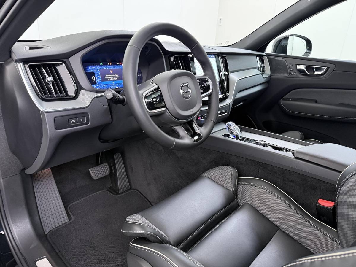 Volvo XC60 Volvo XC60 2.0 T6 Plug-in hybrid AWD Plus Dark DEALER ONDERHOUDE | EL. STOELEN MET GEHEUGEN | HARMAN KARDON |  | STOEL VERWARMING VOOR EN ACHTER| PANORAMA DAK | 360 GRADEN CAMERA | ELEK. STOELEN MET GEHEUGEN | HARMAN/KARDON AUDIO