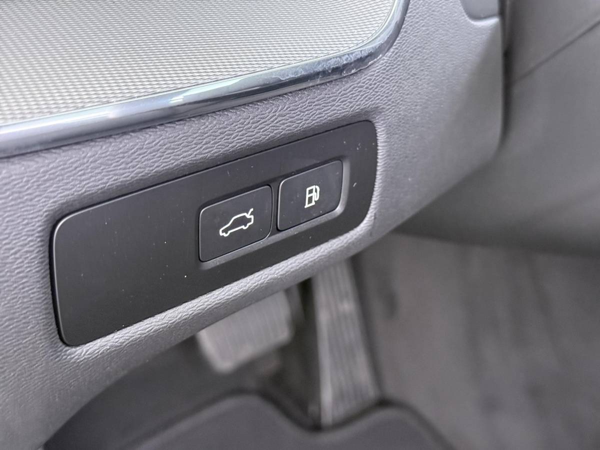 Volvo XC60 Volvo XC60 2.0 T6 Plug-in hybrid AWD Plus Dark DEALER ONDERHOUDE | EL. STOELEN MET GEHEUGEN | HARMAN KARDON |  | STOEL VERWARMING VOOR EN ACHTER| PANORAMA DAK | 360 GRADEN CAMERA | ELEK. STOELEN MET GEHEUGEN | HARMAN/KARDON AUDIO