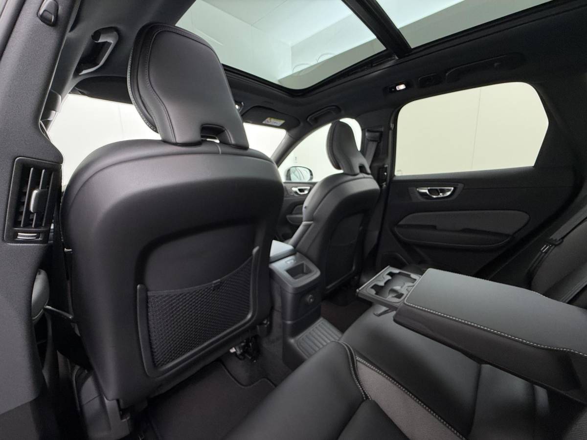Volvo XC60 Volvo XC60 2.0 T6 Plug-in hybrid AWD Plus Dark DEALER ONDERHOUDE | EL. STOELEN MET GEHEUGEN | HARMAN KARDON |  | STOEL VERWARMING VOOR EN ACHTER| PANORAMA DAK | 360 GRADEN CAMERA | ELEK. STOELEN MET GEHEUGEN | HARMAN/KARDON AUDIO