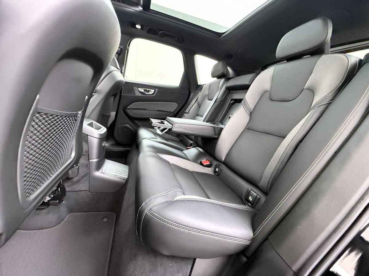 Volvo XC60 Volvo XC60 2.0 T6 Plug-in hybrid AWD Plus Dark DEALER ONDERHOUDE | EL. STOELEN MET GEHEUGEN | HARMAN KARDON |  | STOEL VERWARMING VOOR EN ACHTER| PANORAMA DAK | 360 GRADEN CAMERA | ELEK. STOELEN MET GEHEUGEN | HARMAN/KARDON AUDIO