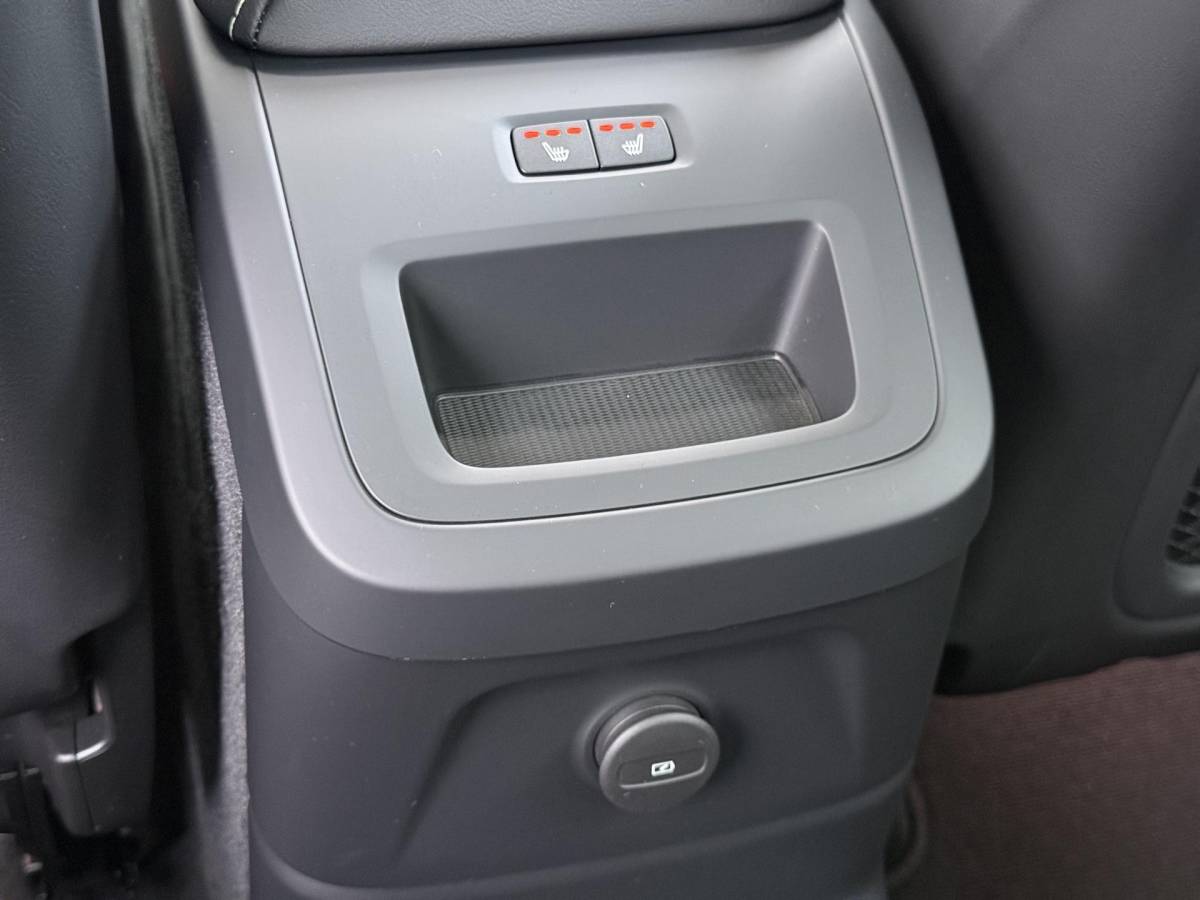 Volvo XC60 Volvo XC60 2.0 T6 Plug-in hybrid AWD Plus Dark DEALER ONDERHOUDE | EL. STOELEN MET GEHEUGEN | HARMAN KARDON |  | STOEL VERWARMING VOOR EN ACHTER| PANORAMA DAK | 360 GRADEN CAMERA | ELEK. STOELEN MET GEHEUGEN | HARMAN/KARDON AUDIO