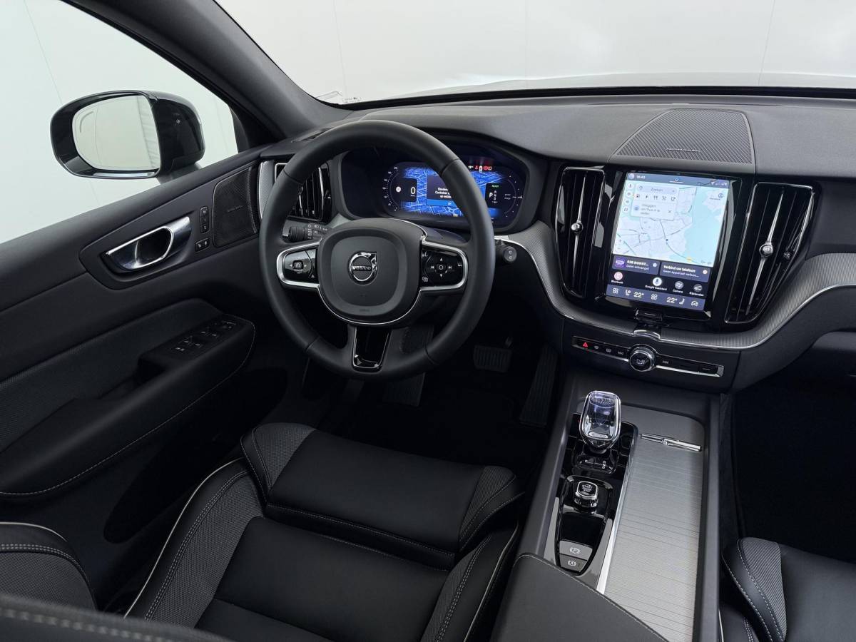 Volvo XC60 Volvo XC60 2.0 T6 Plug-in hybrid AWD Plus Dark DEALER ONDERHOUDE | EL. STOELEN MET GEHEUGEN | HARMAN KARDON |  | STOEL VERWARMING VOOR EN ACHTER| PANORAMA DAK | 360 GRADEN CAMERA | ELEK. STOELEN MET GEHEUGEN | HARMAN/KARDON AUDIO