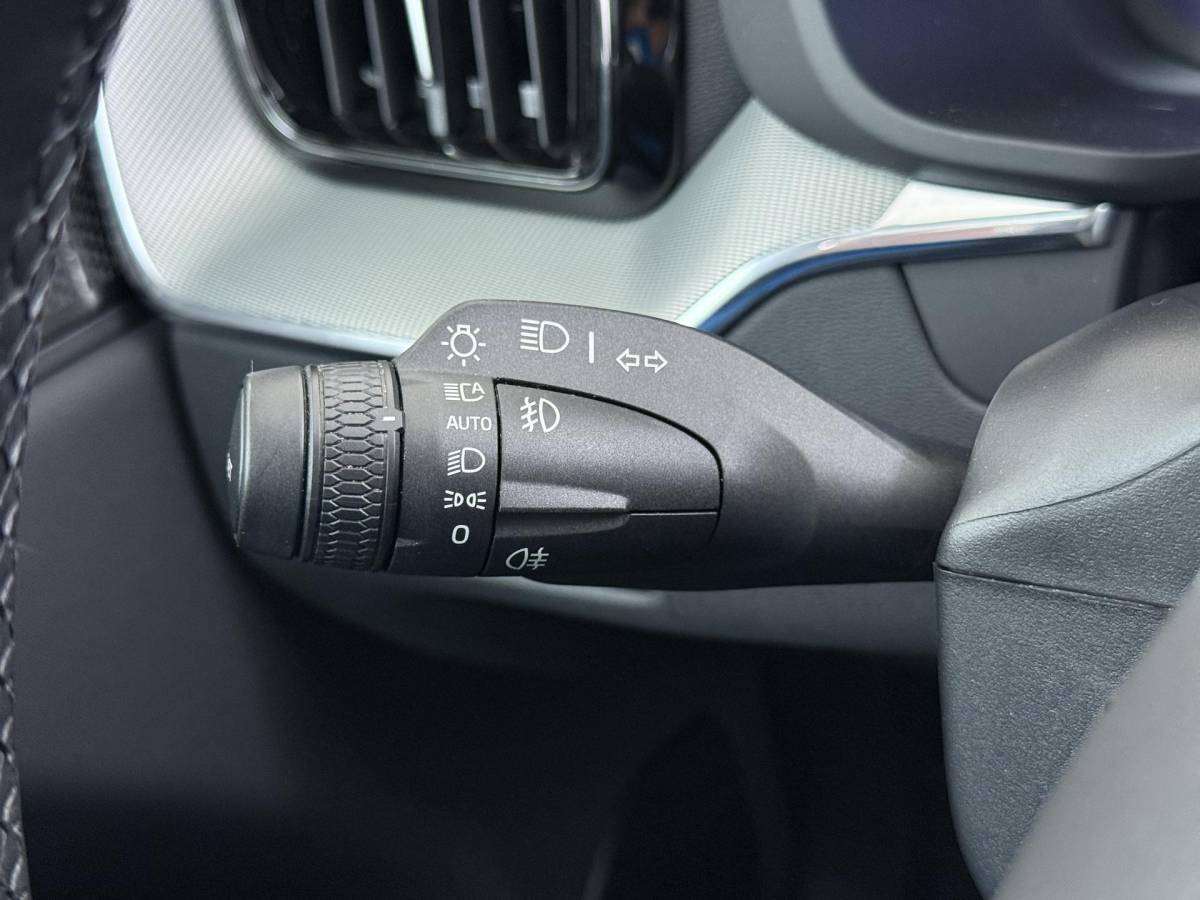 Volvo XC60 Volvo XC60 2.0 T6 Plug-in hybrid AWD Plus Dark DEALER ONDERHOUDE | EL. STOELEN MET GEHEUGEN | HARMAN KARDON |  | STOEL VERWARMING VOOR EN ACHTER| PANORAMA DAK | 360 GRADEN CAMERA | ELEK. STOELEN MET GEHEUGEN | HARMAN/KARDON AUDIO