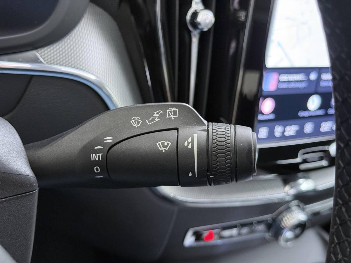 Volvo XC60 Volvo XC60 2.0 T6 Plug-in hybrid AWD Plus Dark DEALER ONDERHOUDE | EL. STOELEN MET GEHEUGEN | HARMAN KARDON |  | STOEL VERWARMING VOOR EN ACHTER| PANORAMA DAK | 360 GRADEN CAMERA | ELEK. STOELEN MET GEHEUGEN | HARMAN/KARDON AUDIO