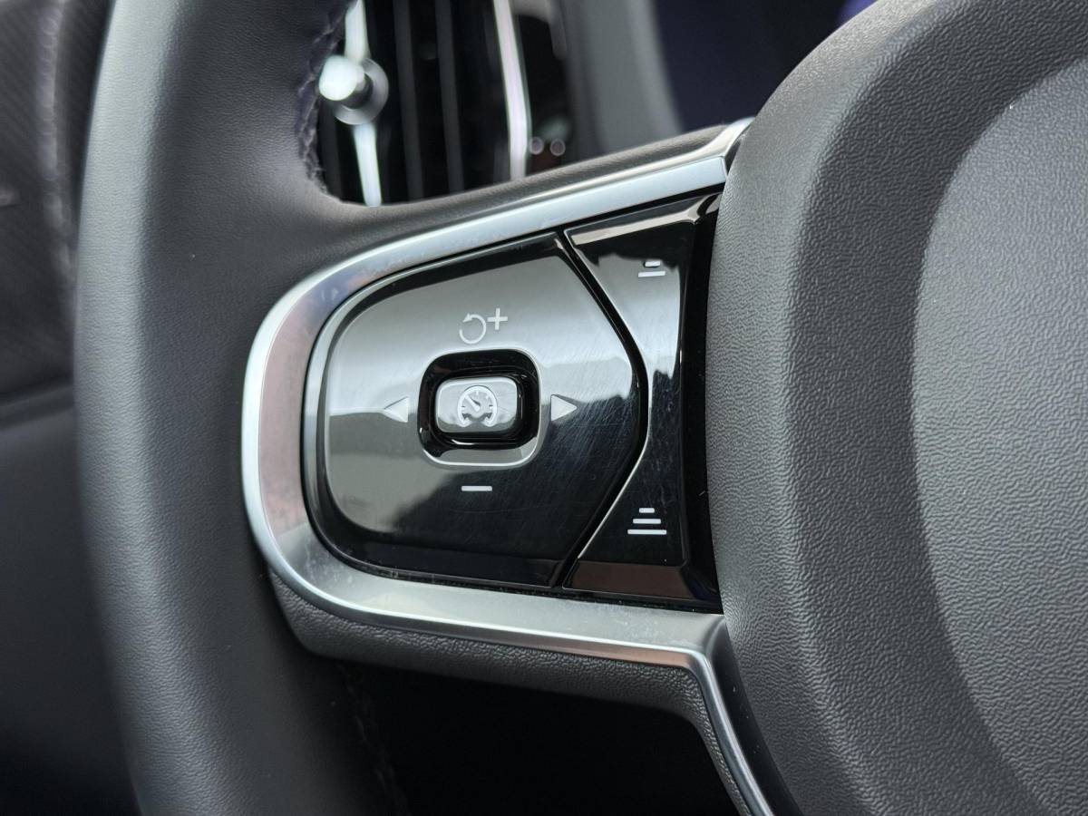 Volvo XC60 Volvo XC60 2.0 T6 Plug-in hybrid AWD Plus Dark DEALER ONDERHOUDE | EL. STOELEN MET GEHEUGEN | HARMAN KARDON |  | STOEL VERWARMING VOOR EN ACHTER| PANORAMA DAK | 360 GRADEN CAMERA | ELEK. STOELEN MET GEHEUGEN | HARMAN/KARDON AUDIO