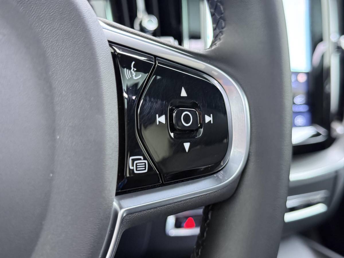 Volvo XC60 Volvo XC60 2.0 T6 Plug-in hybrid AWD Plus Dark DEALER ONDERHOUDE | EL. STOELEN MET GEHEUGEN | HARMAN KARDON |  | STOEL VERWARMING VOOR EN ACHTER| PANORAMA DAK | 360 GRADEN CAMERA | ELEK. STOELEN MET GEHEUGEN | HARMAN/KARDON AUDIO