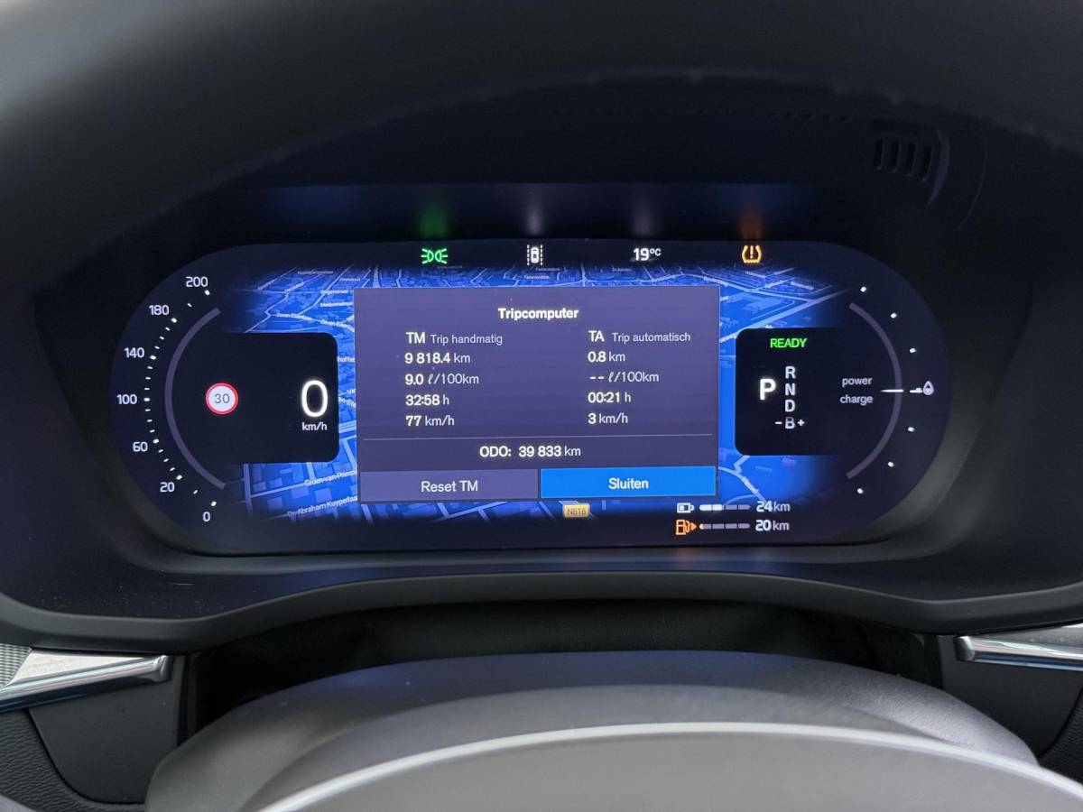 Volvo XC60 Volvo XC60 2.0 T6 Plug-in hybrid AWD Plus Dark DEALER ONDERHOUDE | EL. STOELEN MET GEHEUGEN | HARMAN KARDON |  | STOEL VERWARMING VOOR EN ACHTER| PANORAMA DAK | 360 GRADEN CAMERA | ELEK. STOELEN MET GEHEUGEN | HARMAN/KARDON AUDIO