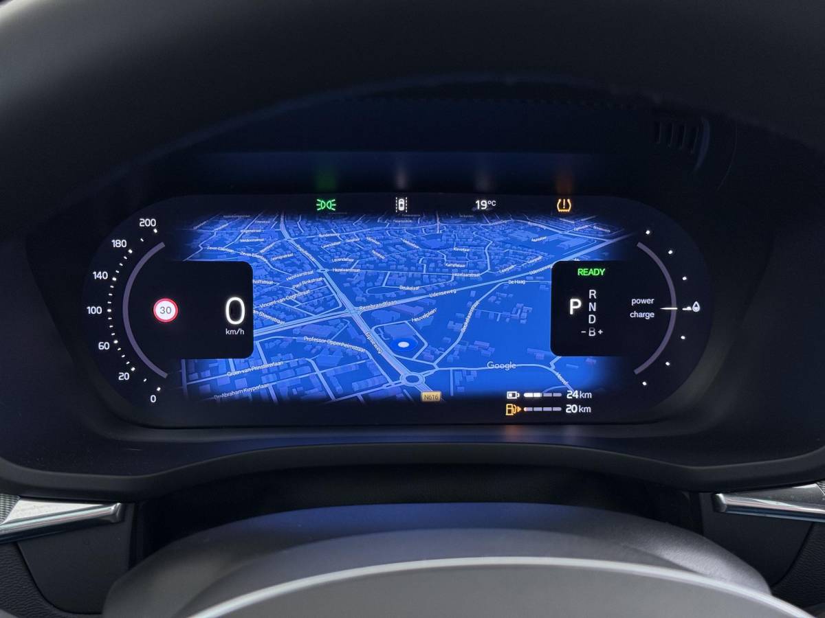 Volvo XC60 Volvo XC60 2.0 T6 Plug-in hybrid AWD Plus Dark DEALER ONDERHOUDE | EL. STOELEN MET GEHEUGEN | HARMAN KARDON |  | STOEL VERWARMING VOOR EN ACHTER| PANORAMA DAK | 360 GRADEN CAMERA | ELEK. STOELEN MET GEHEUGEN | HARMAN/KARDON AUDIO