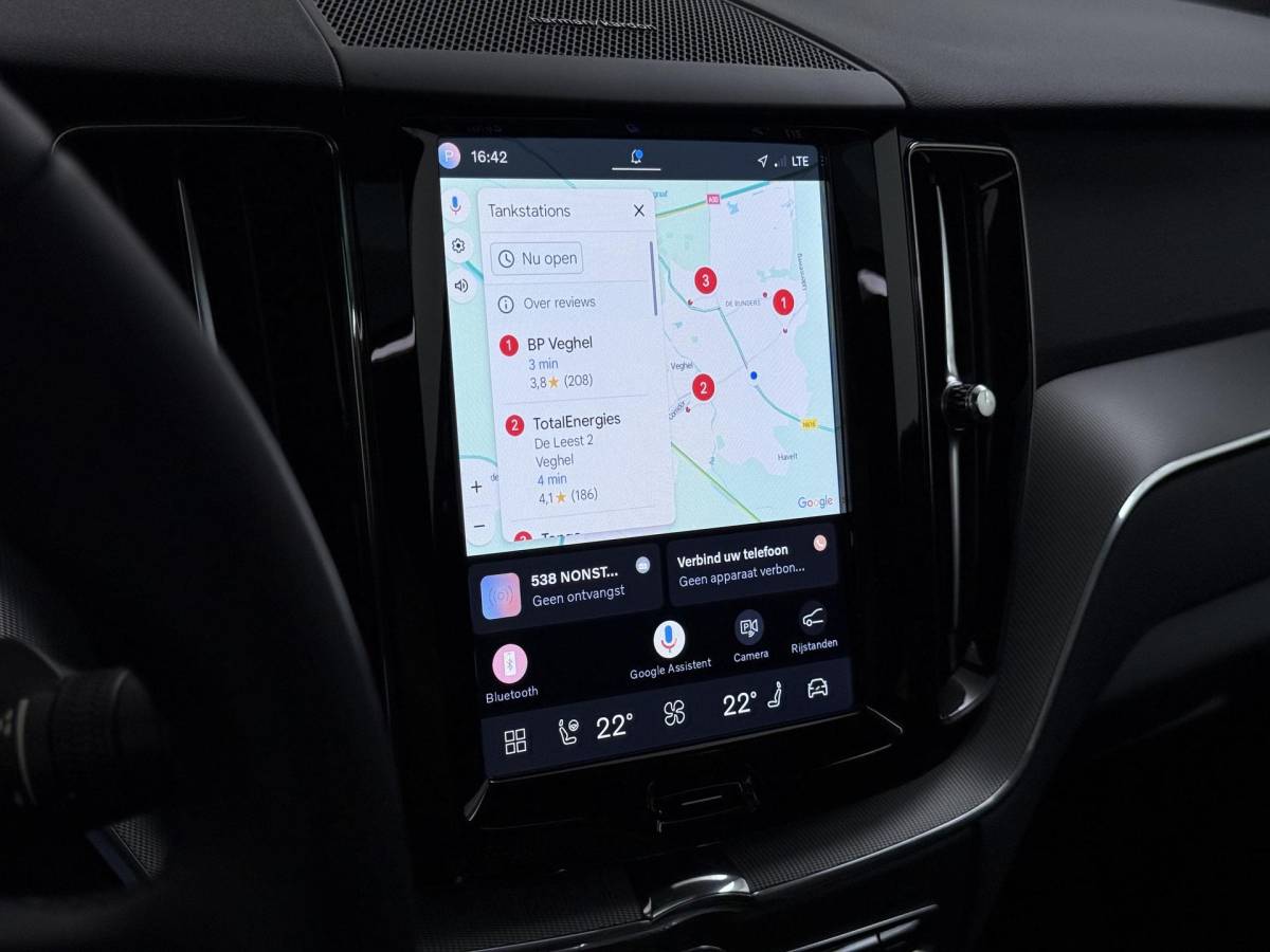 Volvo XC60 Volvo XC60 2.0 T6 Plug-in hybrid AWD Plus Dark DEALER ONDERHOUDE | EL. STOELEN MET GEHEUGEN | HARMAN KARDON |  | STOEL VERWARMING VOOR EN ACHTER| PANORAMA DAK | 360 GRADEN CAMERA | ELEK. STOELEN MET GEHEUGEN | HARMAN/KARDON AUDIO