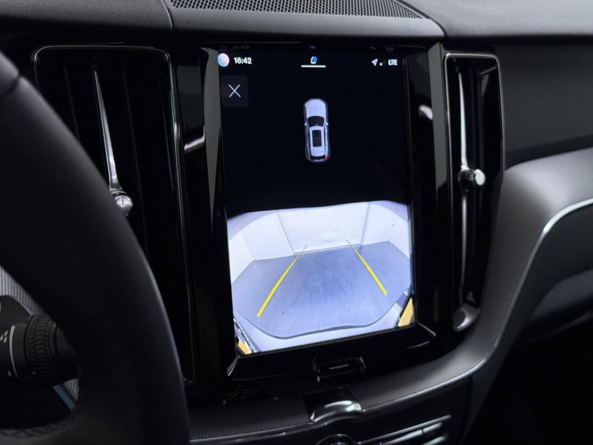 Volvo XC60 Volvo XC60 2.0 T6 Plug-in hybrid AWD Plus Dark DEALER ONDERHOUDE | EL. STOELEN MET GEHEUGEN | HARMAN KARDON |  | STOEL VERWARMING VOOR EN ACHTER| PANORAMA DAK | 360 GRADEN CAMERA | ELEK. STOELEN MET GEHEUGEN | HARMAN/KARDON AUDIO