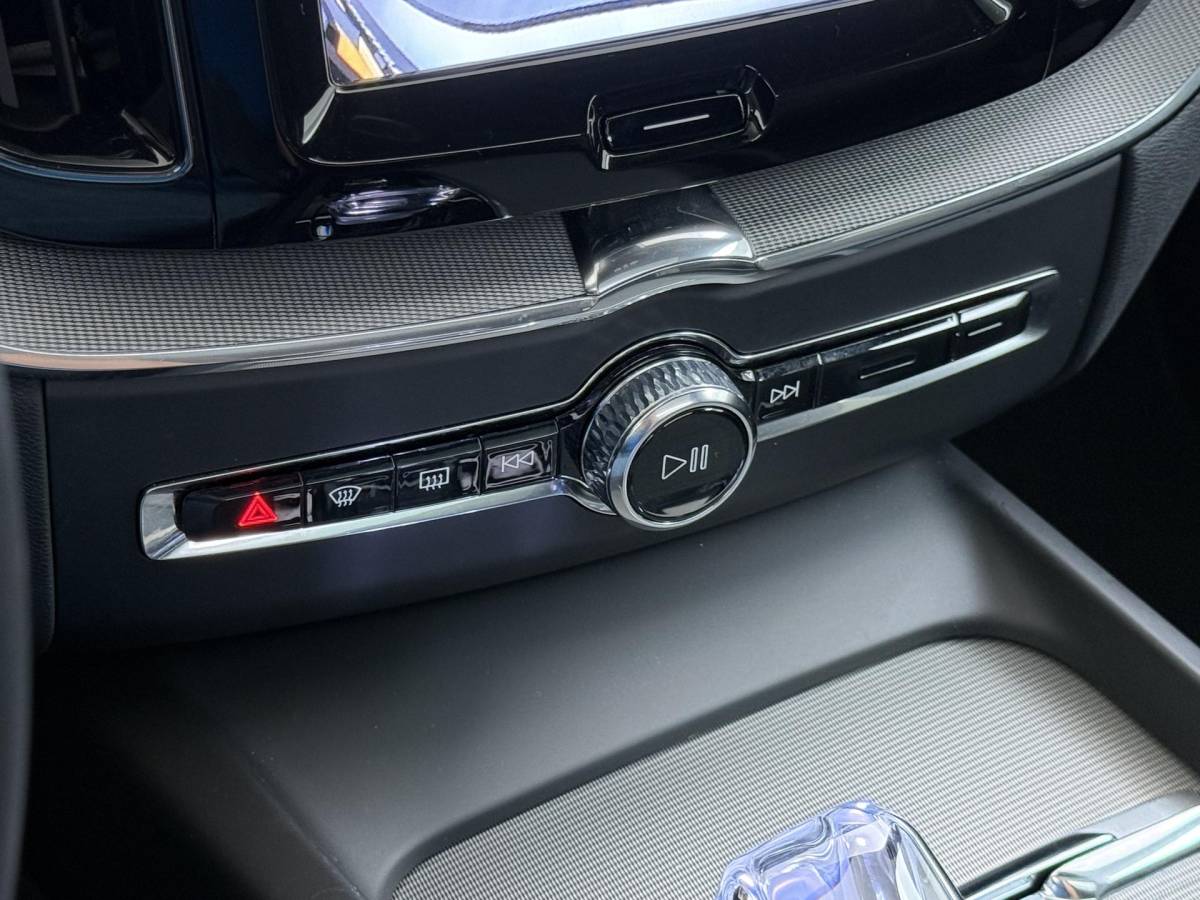 Volvo XC60 Volvo XC60 2.0 T6 Plug-in hybrid AWD Plus Dark DEALER ONDERHOUDE | EL. STOELEN MET GEHEUGEN | HARMAN KARDON |  | STOEL VERWARMING VOOR EN ACHTER| PANORAMA DAK | 360 GRADEN CAMERA | ELEK. STOELEN MET GEHEUGEN | HARMAN/KARDON AUDIO