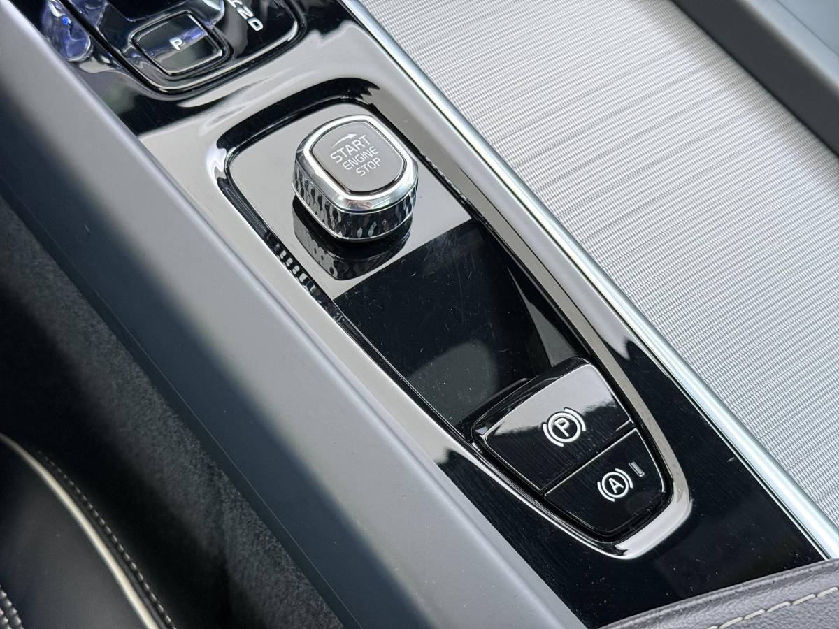 Volvo XC60 Volvo XC60 2.0 T6 Plug-in hybrid AWD Plus Dark DEALER ONDERHOUDE | EL. STOELEN MET GEHEUGEN | HARMAN KARDON |  | STOEL VERWARMING VOOR EN ACHTER| PANORAMA DAK | 360 GRADEN CAMERA | ELEK. STOELEN MET GEHEUGEN | HARMAN/KARDON AUDIO