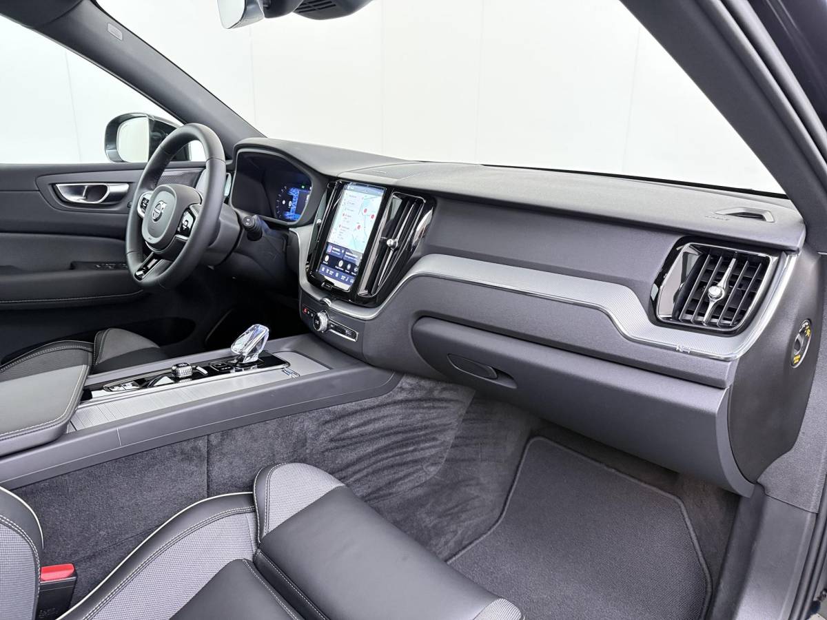 Volvo XC60 Volvo XC60 2.0 T6 Plug-in hybrid AWD Plus Dark DEALER ONDERHOUDE | EL. STOELEN MET GEHEUGEN | HARMAN KARDON |  | STOEL VERWARMING VOOR EN ACHTER| PANORAMA DAK | 360 GRADEN CAMERA | ELEK. STOELEN MET GEHEUGEN | HARMAN/KARDON AUDIO