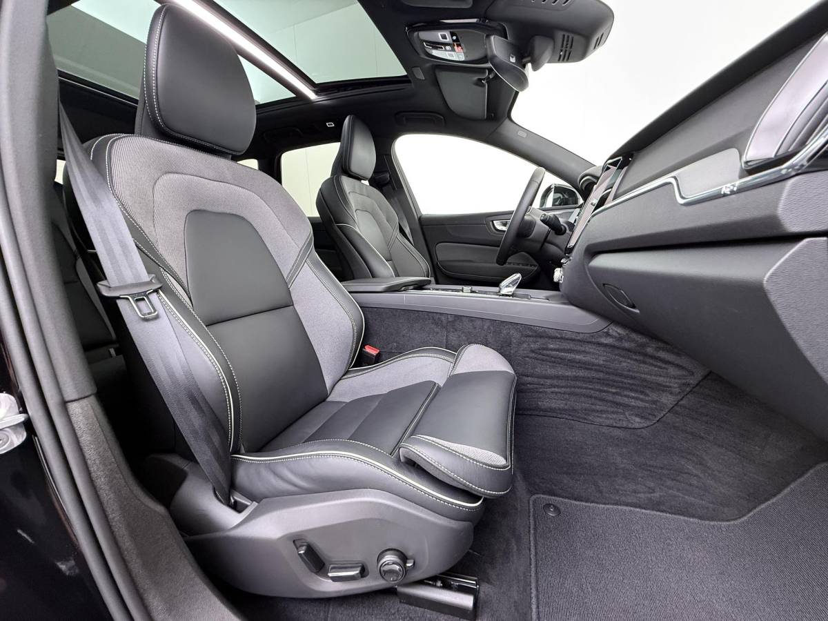 Volvo XC60 Volvo XC60 2.0 T6 Plug-in hybrid AWD Plus Dark DEALER ONDERHOUDE | EL. STOELEN MET GEHEUGEN | HARMAN KARDON |  | STOEL VERWARMING VOOR EN ACHTER| PANORAMA DAK | 360 GRADEN CAMERA | ELEK. STOELEN MET GEHEUGEN | HARMAN/KARDON AUDIO
