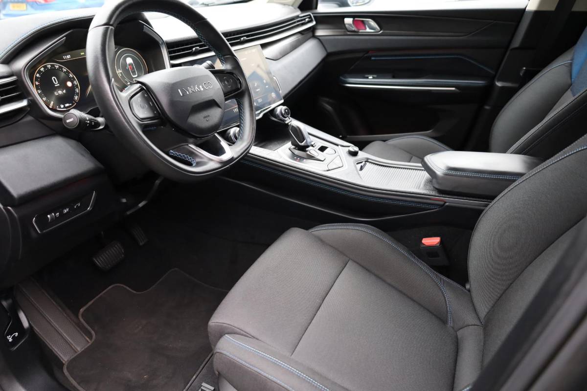 Lynk & Co 01 Lynk & Co 01 1.5 261PK! TREKHAAK 6.6Kwh LADEN! 360-CAMERA STOELVERW. PANO/SCHUIF MEMORY INFINITY DAB NAVI CARPLAY ELEK.ACHTERKLEP 20″LMV