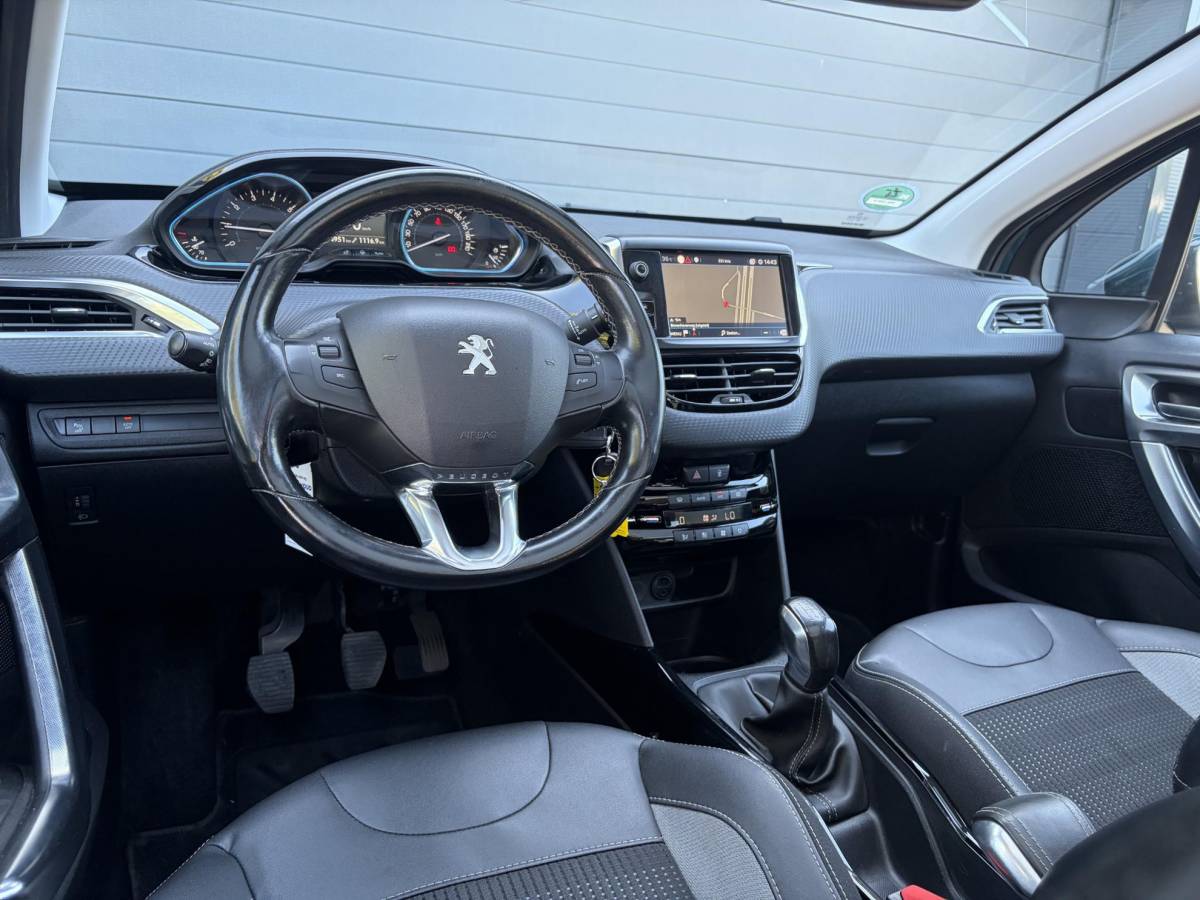 Peugeot 2008 Peugeot 2008 1.2 PureTech Allure D-riem vv in 02-2026 l Pano l Carplay l Camera l Halfleder l 110pk l Dealer Onderhouden l 2e Eigenaar l Navi l Clima l Cruise l Pdc l Lm velgen l Apk tot 02-2027