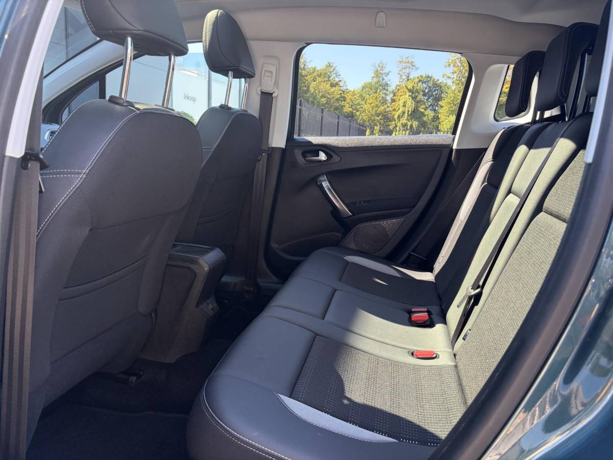 Peugeot 2008 Peugeot 2008 1.2 PureTech Allure D-riem vv in 02-2026 l Pano l Carplay l Camera l Halfleder l 110pk l Dealer Onderhouden l 2e Eigenaar l Navi l Clima l Cruise l Pdc l Lm velgen l Apk tot 02-2027