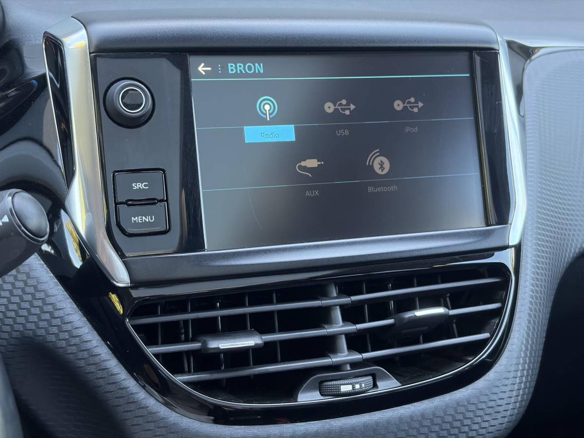 Peugeot 2008 Peugeot 2008 1.2 PureTech Allure D-riem vv in 02-2026 l Pano l Carplay l Camera l Halfleder l 110pk l Dealer Onderhouden l 2e Eigenaar l Navi l Clima l Cruise l Pdc l Lm velgen l Apk tot 02-2027