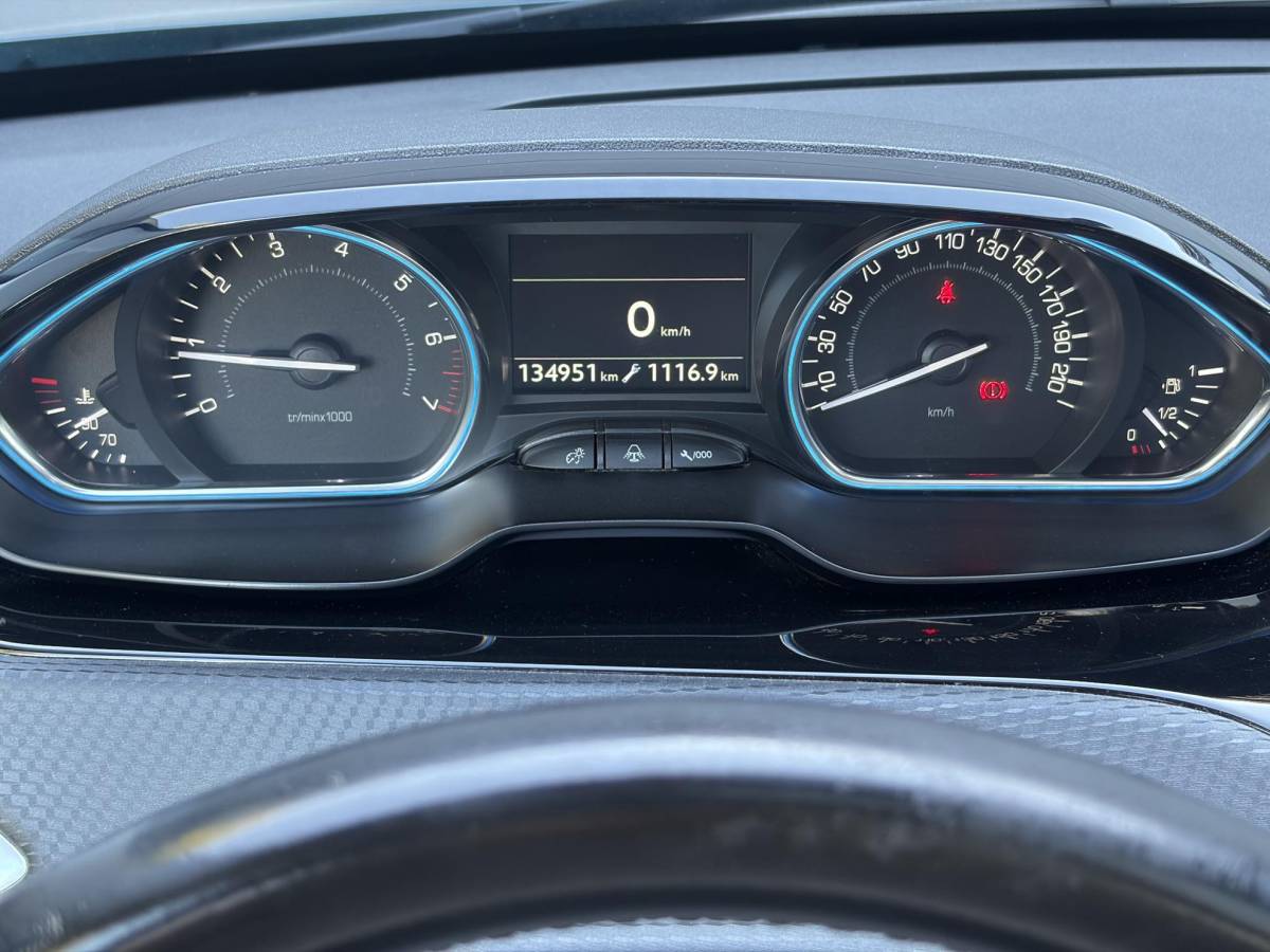 Peugeot 2008 Peugeot 2008 1.2 PureTech Allure D-riem vv in 02-2026 l Pano l Carplay l Camera l Halfleder l 110pk l Dealer Onderhouden l 2e Eigenaar l Navi l Clima l Cruise l Pdc l Lm velgen l Apk tot 02-2027