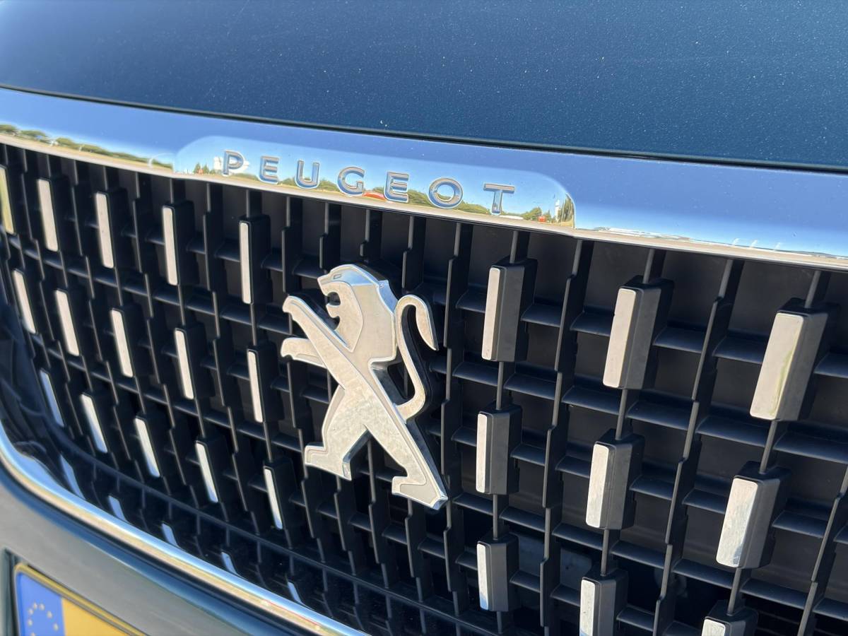 Peugeot 2008 Peugeot 2008 1.2 PureTech Allure D-riem vv in 02-2026 l Pano l Carplay l Camera l Halfleder l 110pk l Dealer Onderhouden l 2e Eigenaar l Navi l Clima l Cruise l Pdc l Lm velgen l Apk tot 02-2027