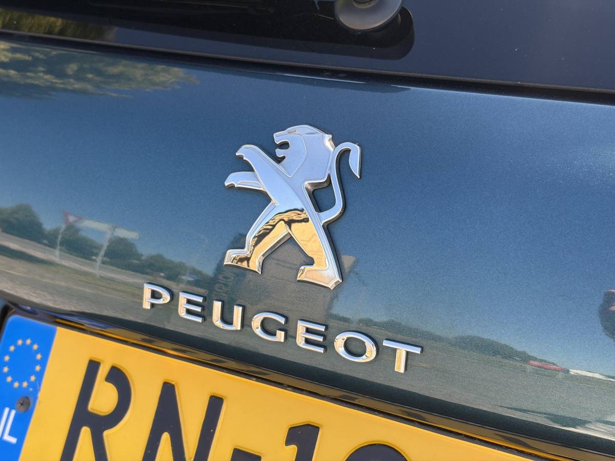Peugeot 2008 Peugeot 2008 1.2 PureTech Allure D-riem vv in 02-2026 l Pano l Carplay l Camera l Halfleder l 110pk l Dealer Onderhouden l 2e Eigenaar l Navi l Clima l Cruise l Pdc l Lm velgen l Apk tot 02-2027
