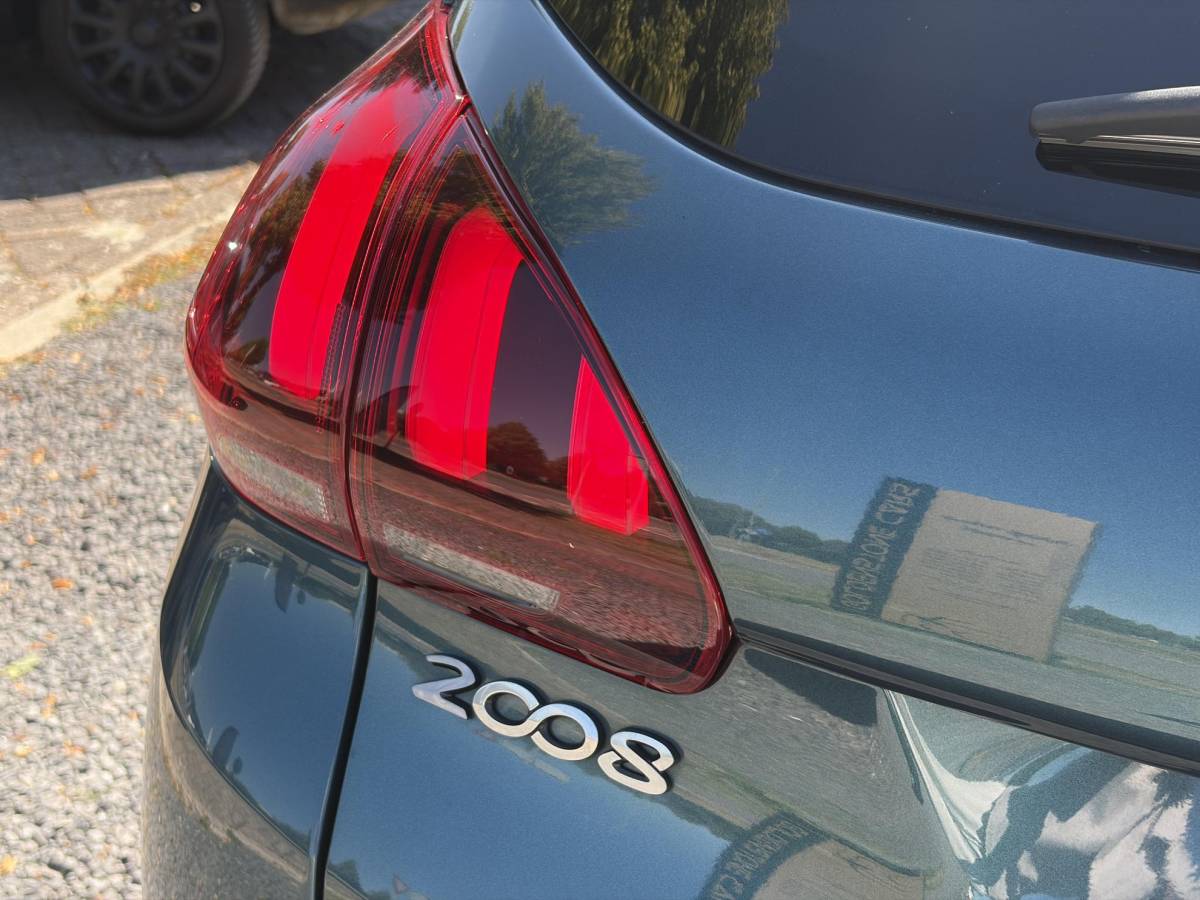 Peugeot 2008 Peugeot 2008 1.2 PureTech Allure D-riem vv in 02-2026 l Pano l Carplay l Camera l Halfleder l 110pk l Dealer Onderhouden l 2e Eigenaar l Navi l Clima l Cruise l Pdc l Lm velgen l Apk tot 02-2027
