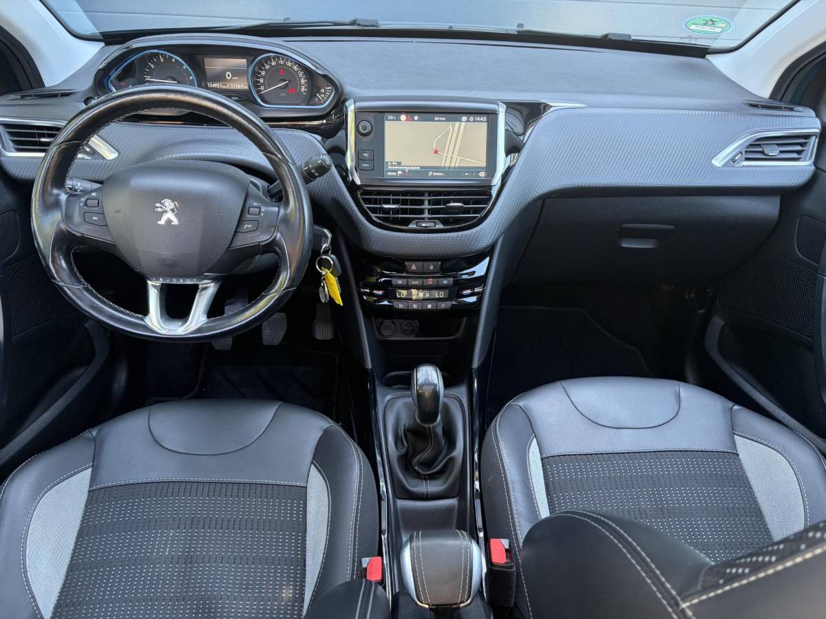 Peugeot 2008 Peugeot 2008 1.2 PureTech Allure D-riem vv in 02-2026 l Pano l Carplay l Camera l Halfleder l 110pk l Dealer Onderhouden l 2e Eigenaar l Navi l Clima l Cruise l Pdc l Lm velgen l Apk tot 02-2027